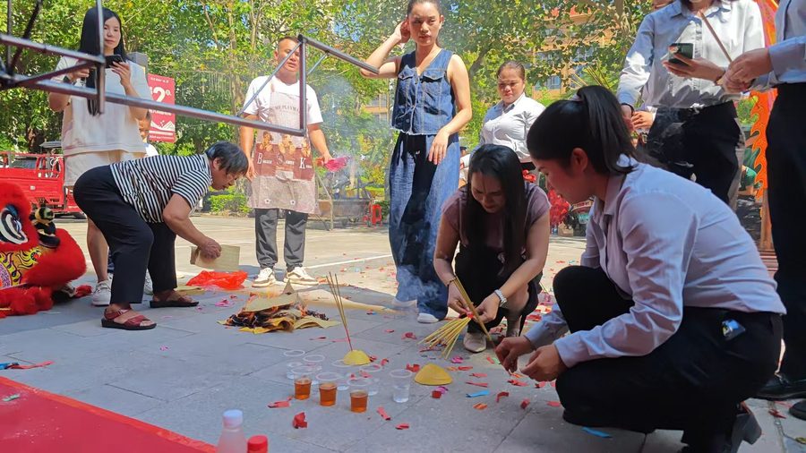 浦北信诚房产奥园广场直营店开业当天的传统祭拜仪式，现场焚香祈福